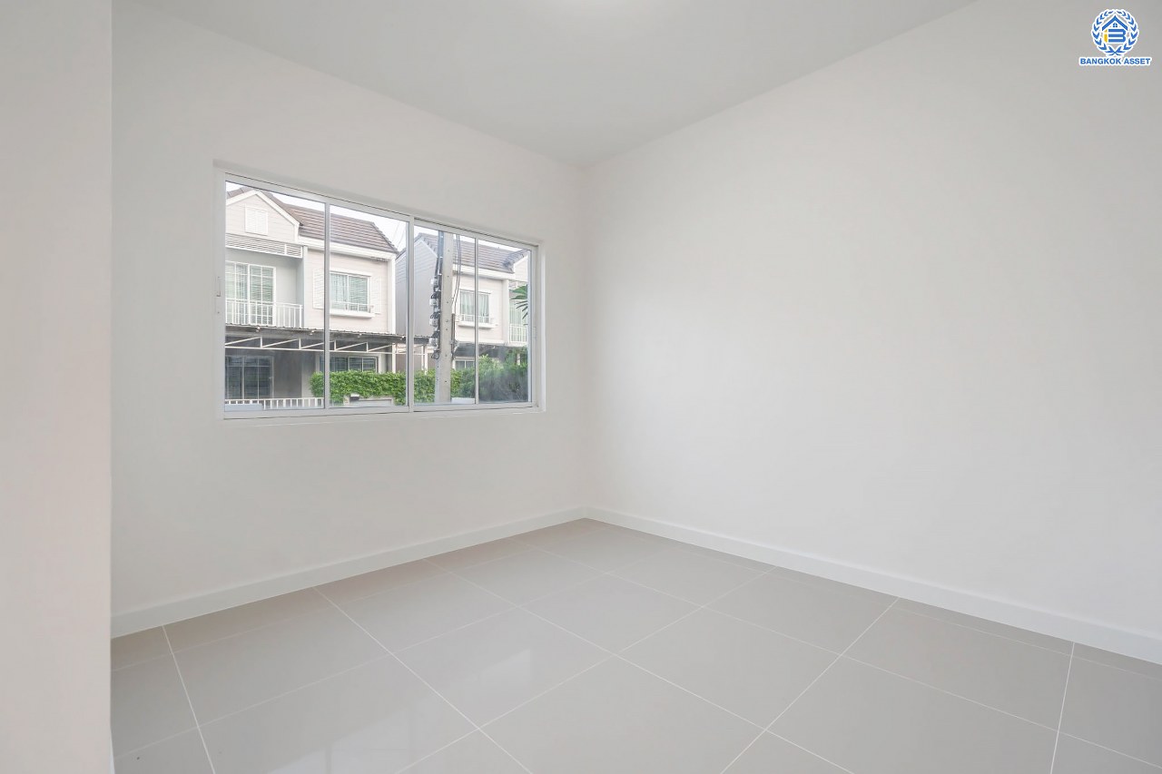 บ้านมือสองตกแต่งใหม่ โครงการ เดอะวิลเลจ แจ้งวัฒนะ-ติวานนท์ หลังมุม เนื้อที่ 58.4 ตร.ว. ดีไซน์ตอบทุกไลฟ์สไตล์ ฟังก์ชัน 3 ห้องนอน 2 ห้องน้ำ จอดรถได้ 2 คัน Living ชั้นล่างกว้างขวาง สามารถกั้นเป็นห้องเพิ่มได้สบาย ๆ บนทำเลติดถนนใหญ่ เชื่อมต่อทุกเส้นทาง ใกล้รถไฟฟ้าสายสีชมพู "สถานีแจ้งวัฒนะ-ปากเกร็ด28" และจุดขึ้นทางด่วน "ศรีสมาน"